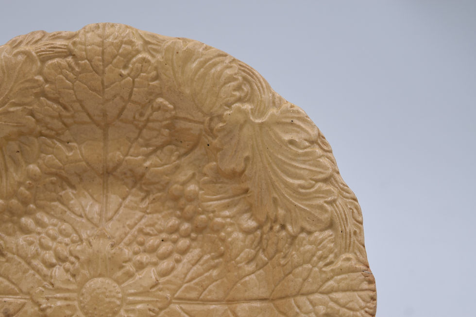 Miniature : Compotier sur piédouche XIX ème faïence jaune décor en relief