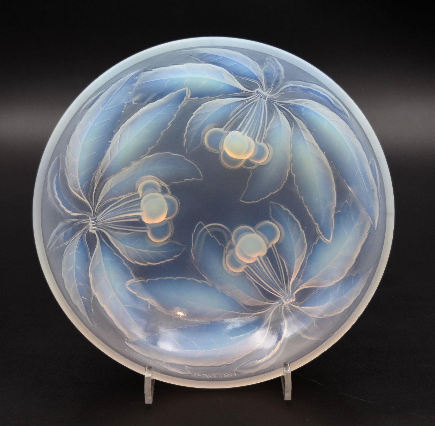 Coupe Art Déco en verre opalescent signée G Vallon décor de cerises