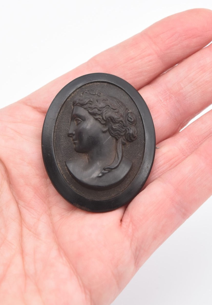 Ancienne broche camée de style néoclassique en ébonite portrait à l'antique