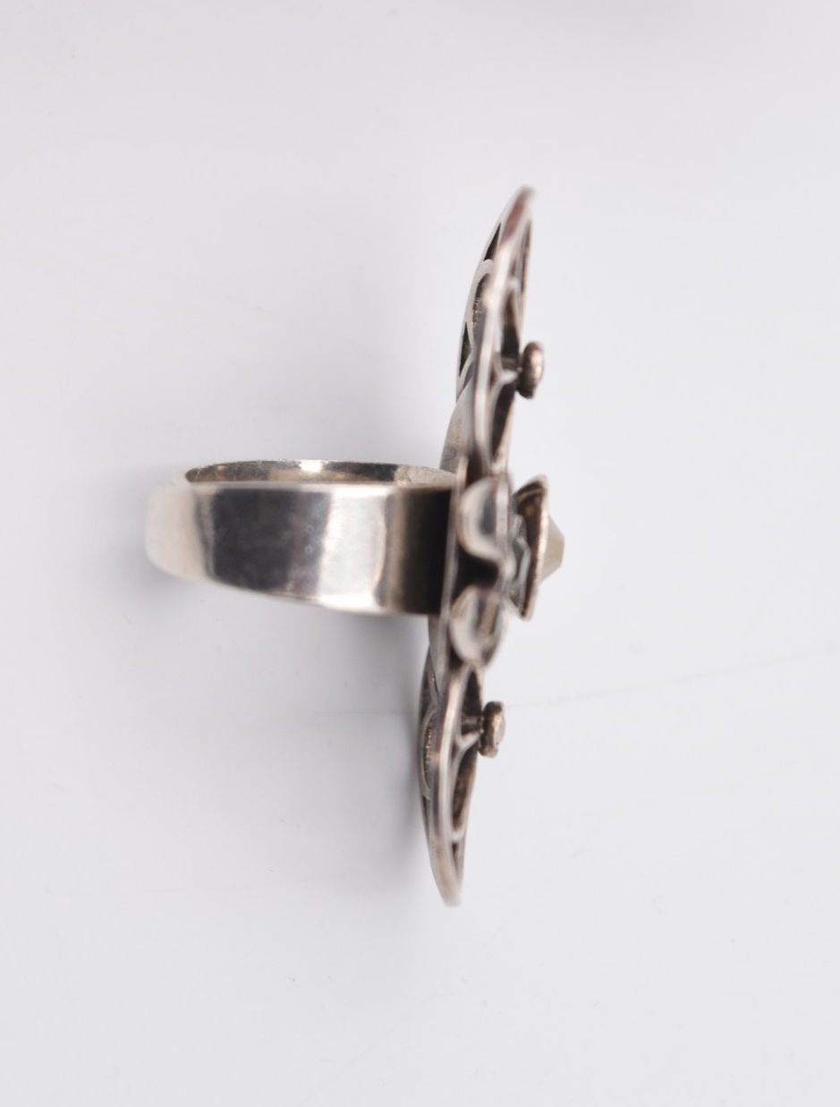 Miniature : Imposante bague vintage Réminiscence en métal et strass