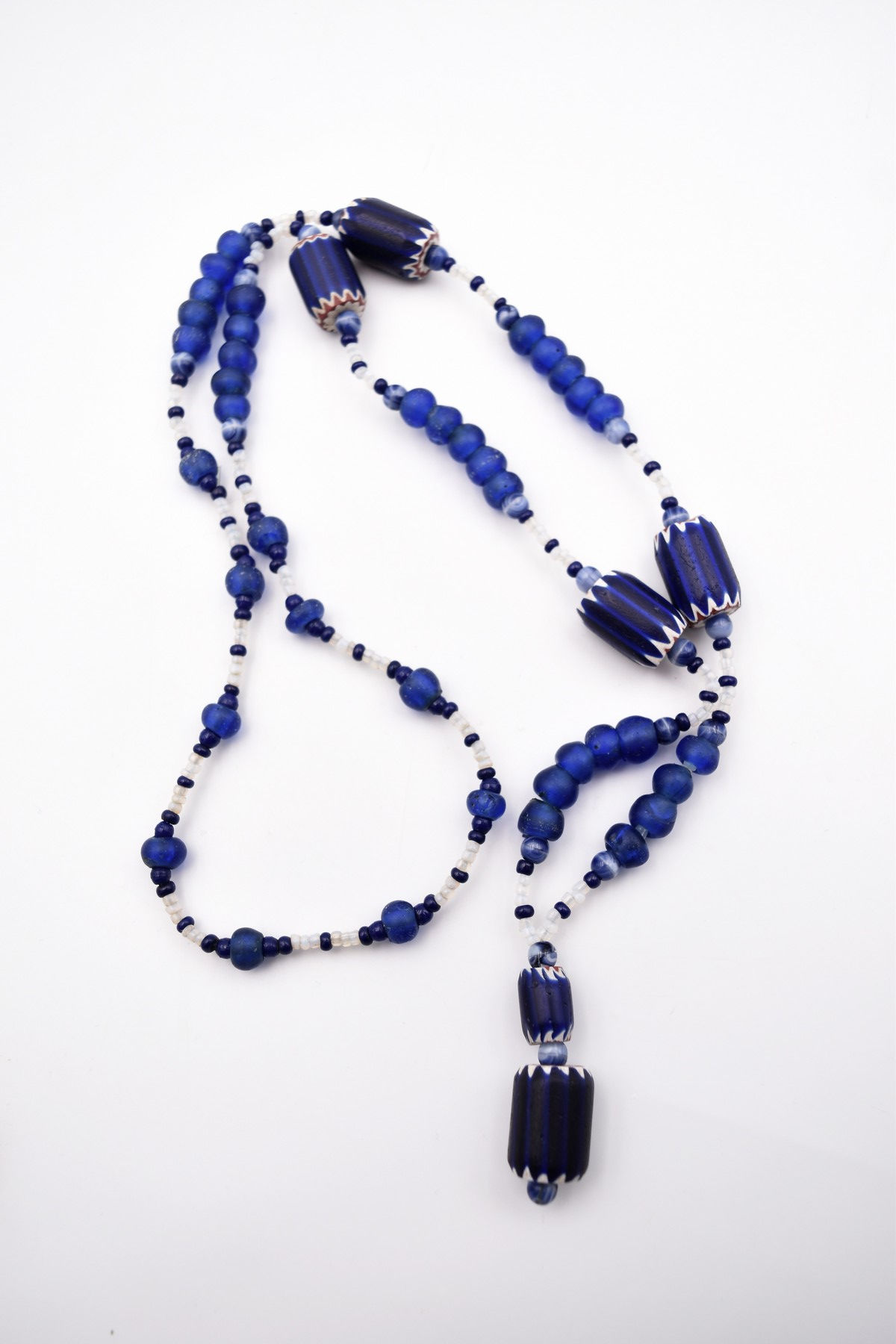 Collier sautoir perles de verre Afrique perles à chevron bleu trade beads Cocagne de sort