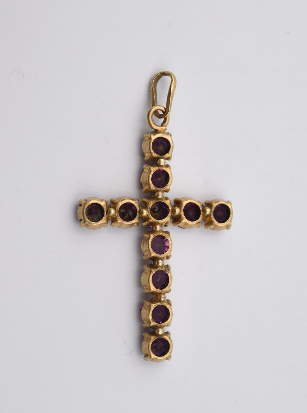 Miniature : ncien pendentif croix en laiton et strass violet couleur améthyste arlésienne
