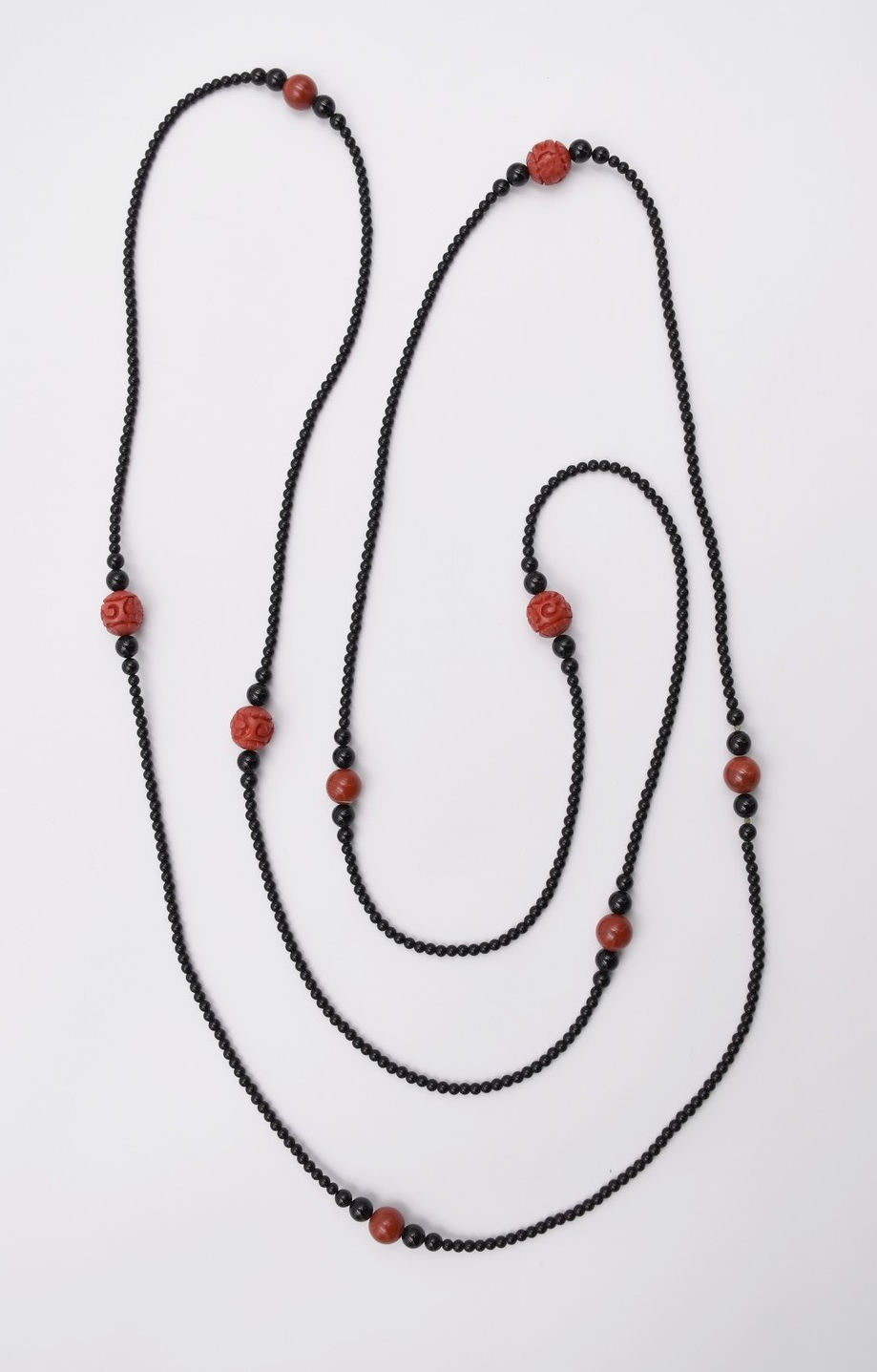 Long collier sautoir avec perles en laque de cinabre