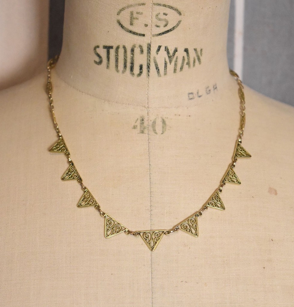 Ancien collier draperie collerette en plaqué or FIX motif filigrané Arlésienne