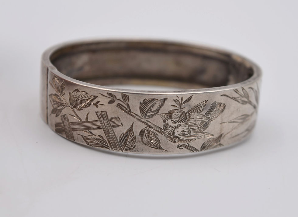 Miniature : Ancien bracelet jonc ouvrant en argent décor gravé oiseau et branchage