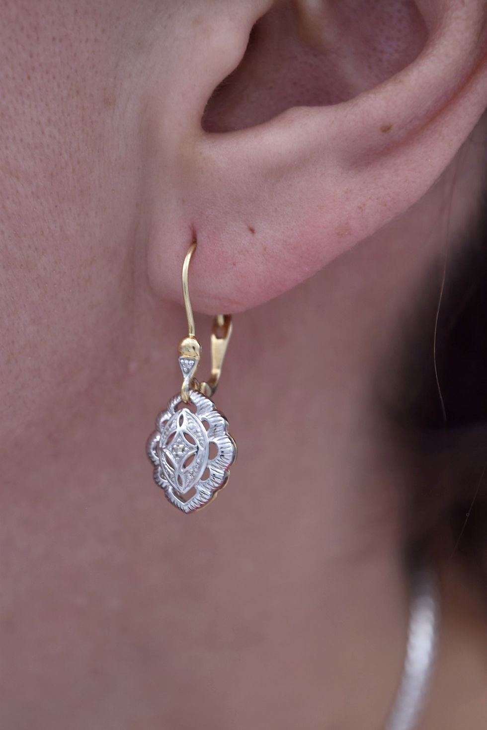 Miniature : boucles dormeuses or jaune et gris 18 carats Cocagne de sort Barbentane bijoux anciens