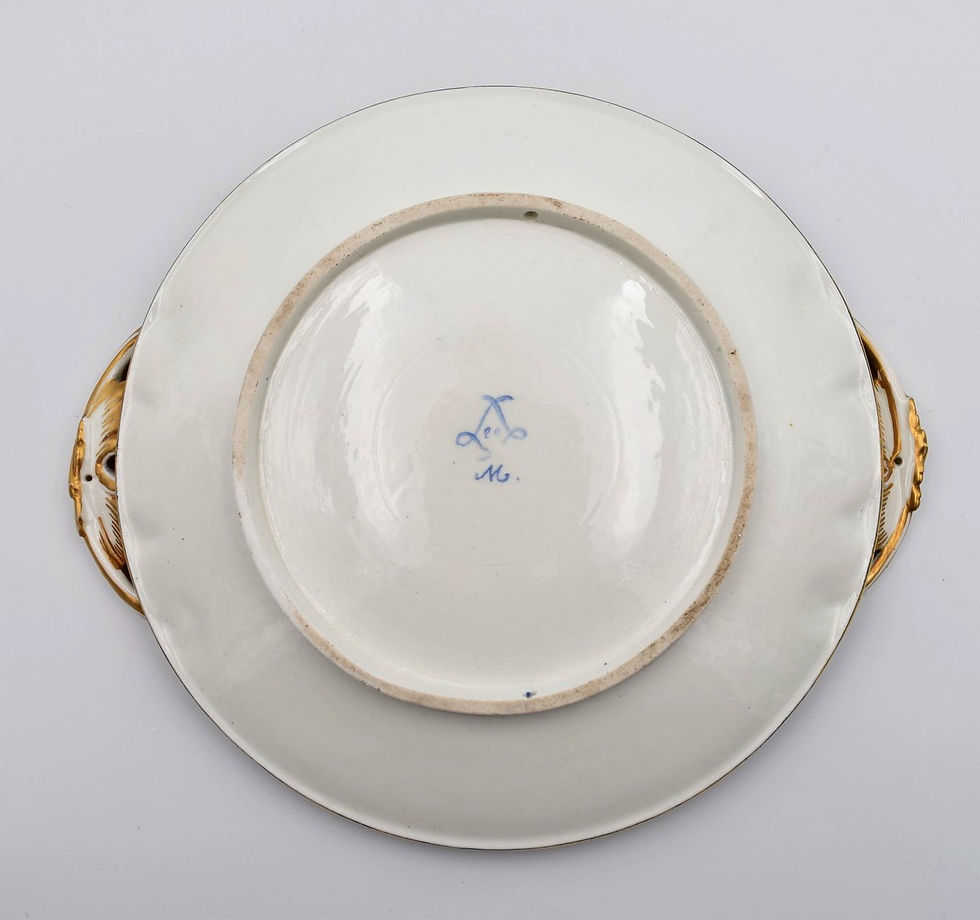 Plat à anses en porcelaine de Sèvres 1782 décor de Jean Louis Morin