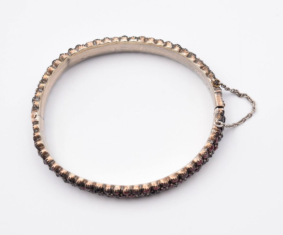 Miniature : Ancien bracelet jonc ouvrant grenat de Bohême rose cut garnet