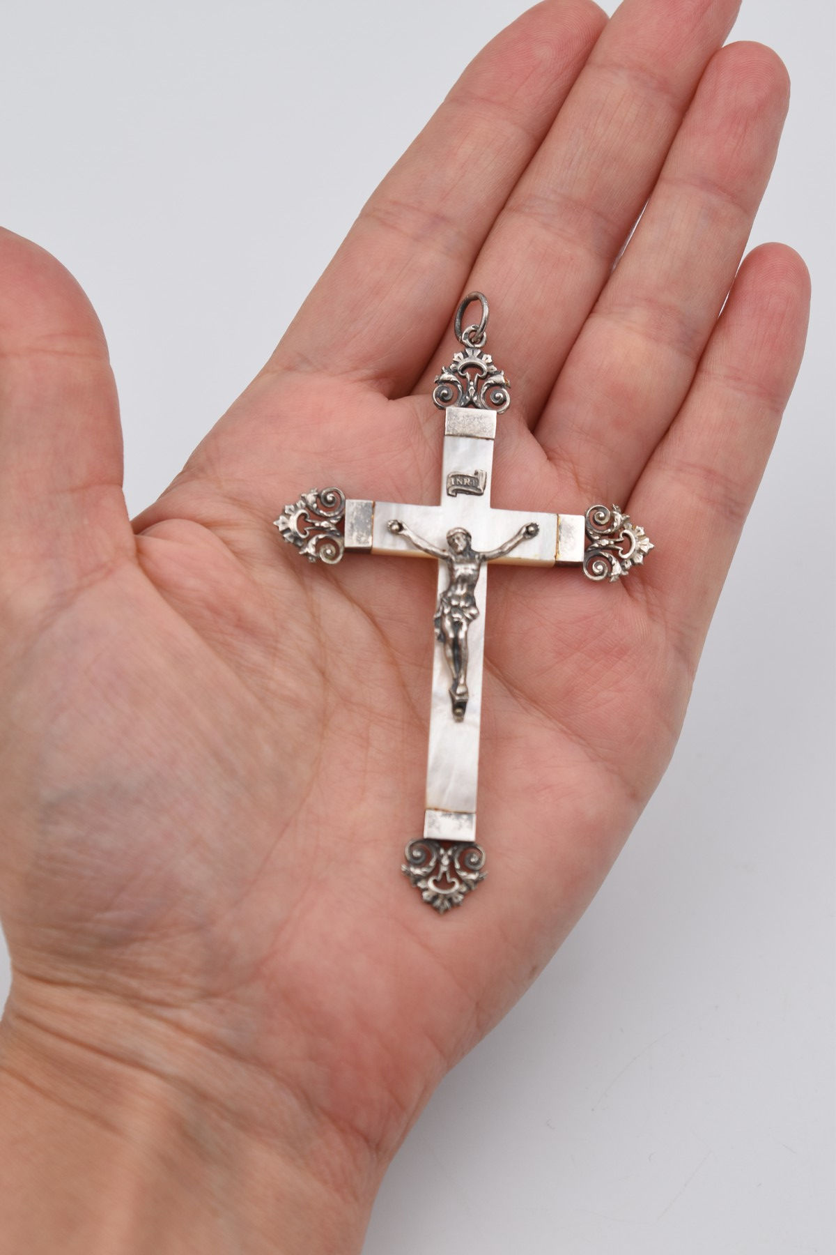 Ancien pendentif croix en argent et nacre