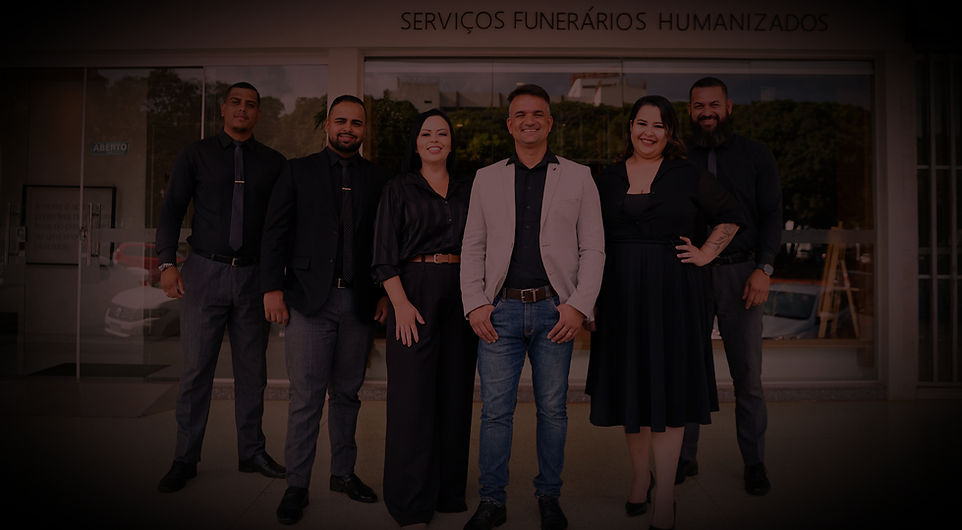 Equipe da funerária San Matheus em frente à funerária no DF, oferecendo serviços funerários humanizados com acolhimento e profissionalismo.