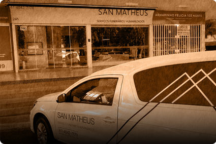 Serviço funerário com urna, flores e traslado da funerária San Matheus na Asa Norte DF, representando acolhimento, respeito e cuidado no momento de despedida.