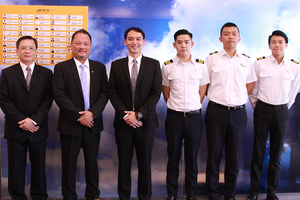 安捷三名畢業學員考取德安航空,由右至左分別為林志達、詹博勛及曾憲弘。.jpg