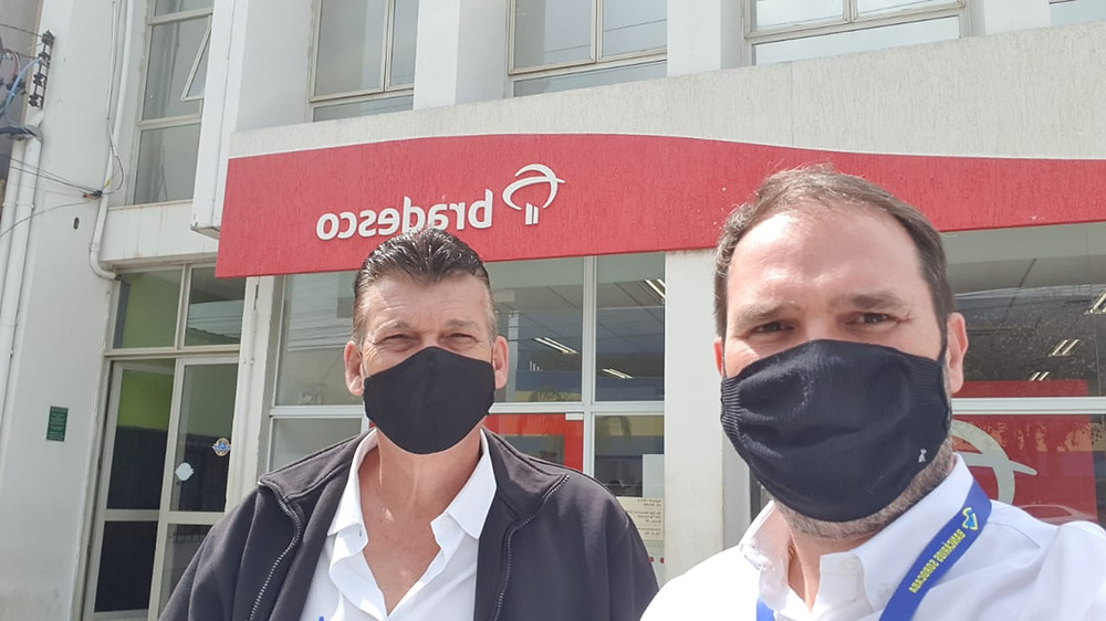 Marcos Viana e Rodolfo Lima na agência bancária em Ibiúna