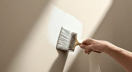 Pinsel streicht Wand