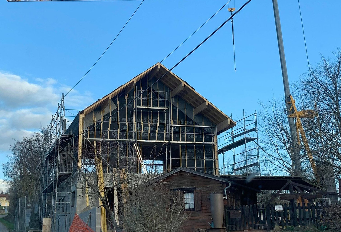 Batiment en construction avec une grue en Bourgogne