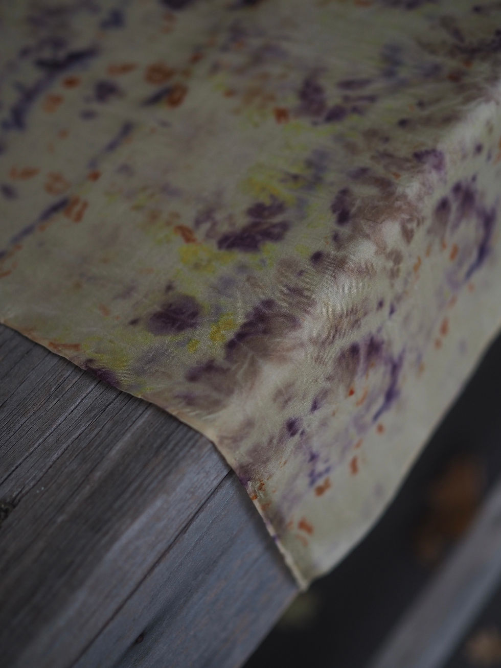 Miniature : foulard en soie teint avec des plantes