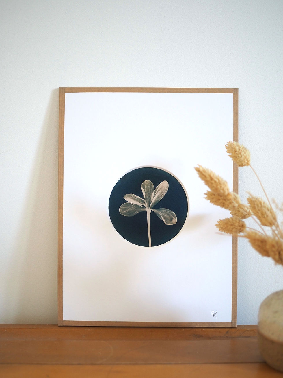 cadre de décoration cyanotype fleur crocus posé sur meuble