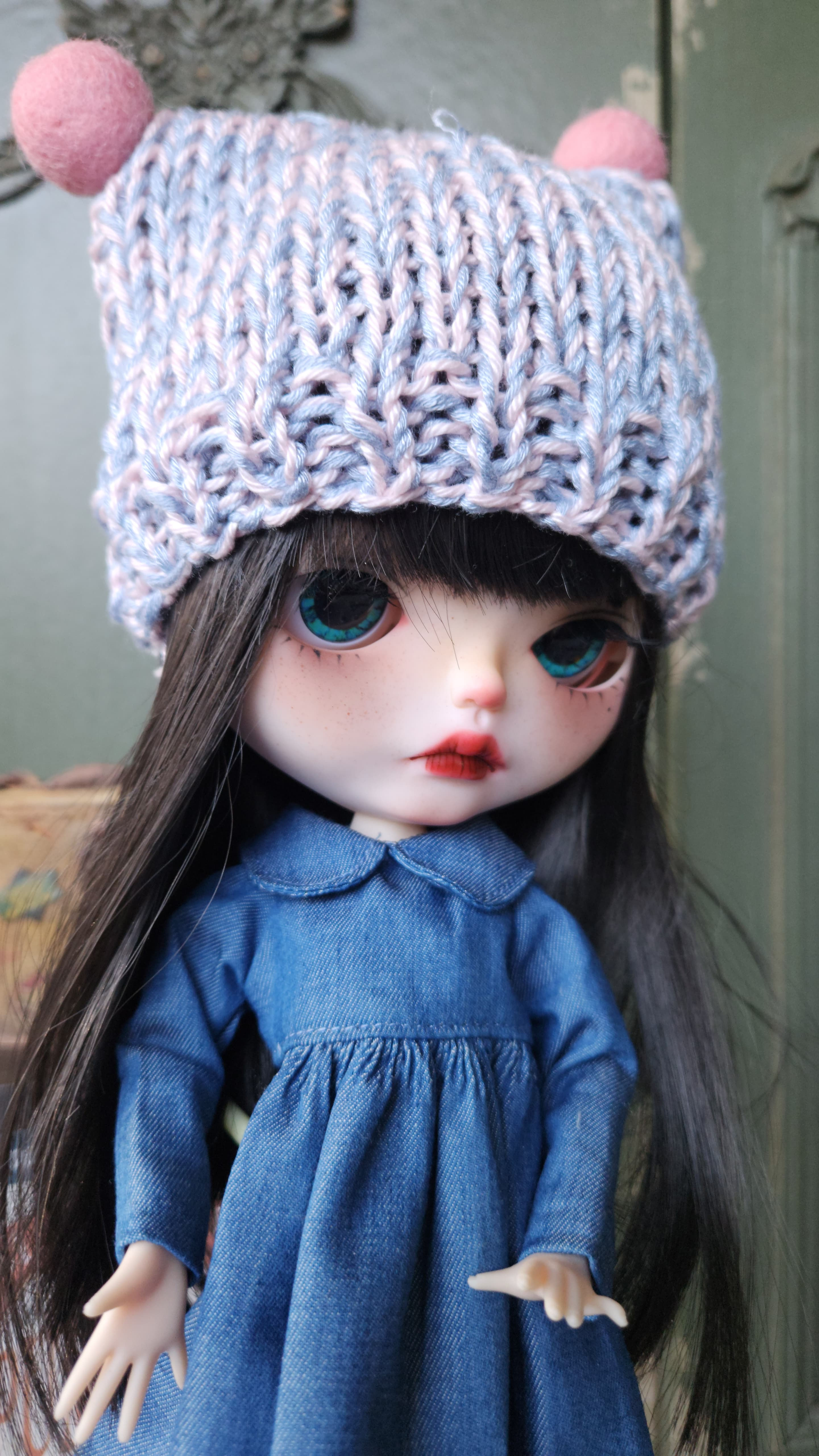 Pompom knit winter hat fits Blythe doll