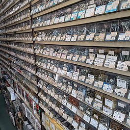 各  種のくぎ・ボルト・ねじが整然と並ぶ棚