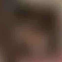 Modulární policový systém v černé a béžové barvě se dvěma návštěvnicemi při prohlídce expozice.