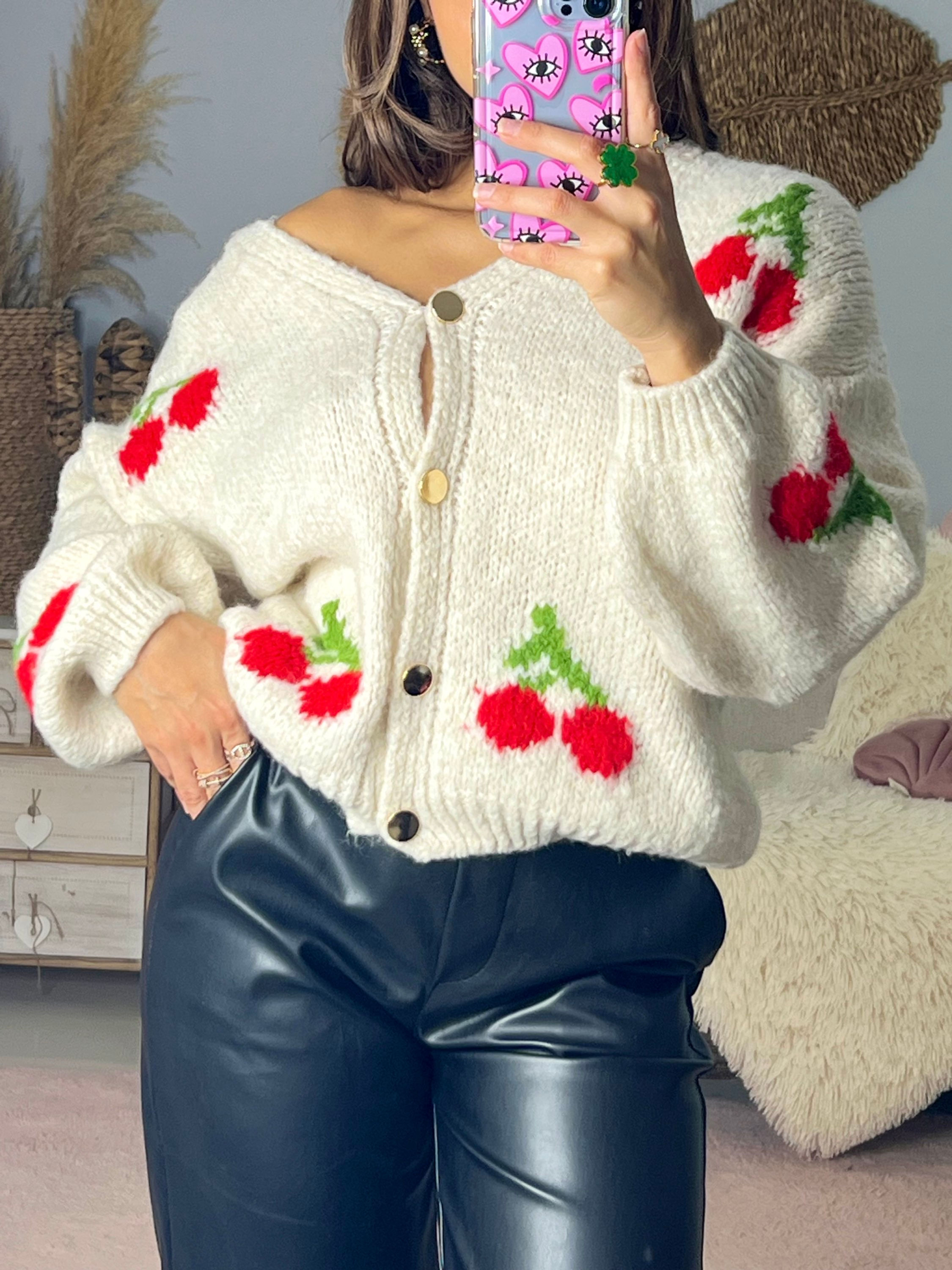 Pull cerise à bouton