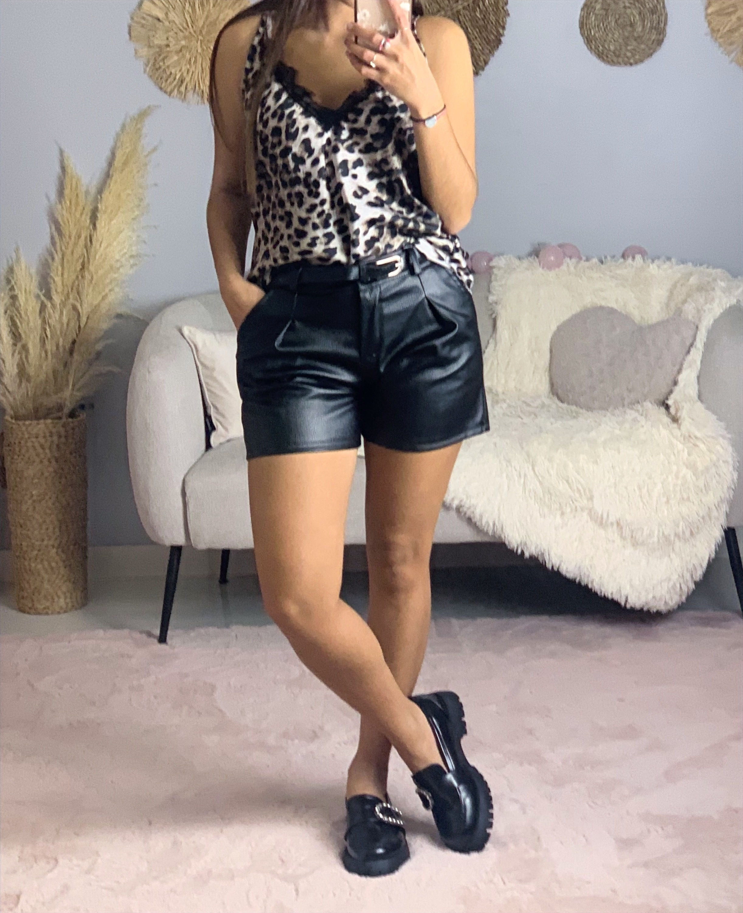 Short en simili cuir