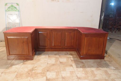 תמונה ממוזערת: שולחן לפנים ההיכל 5