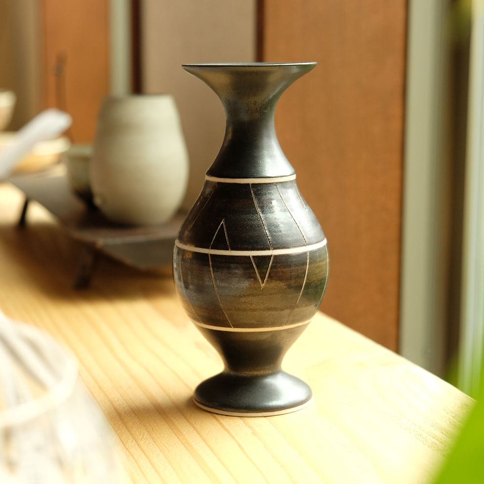 小花器・茶釉線刻|Small Flower Vase ・Deep Brown Glaze with Line Engravings