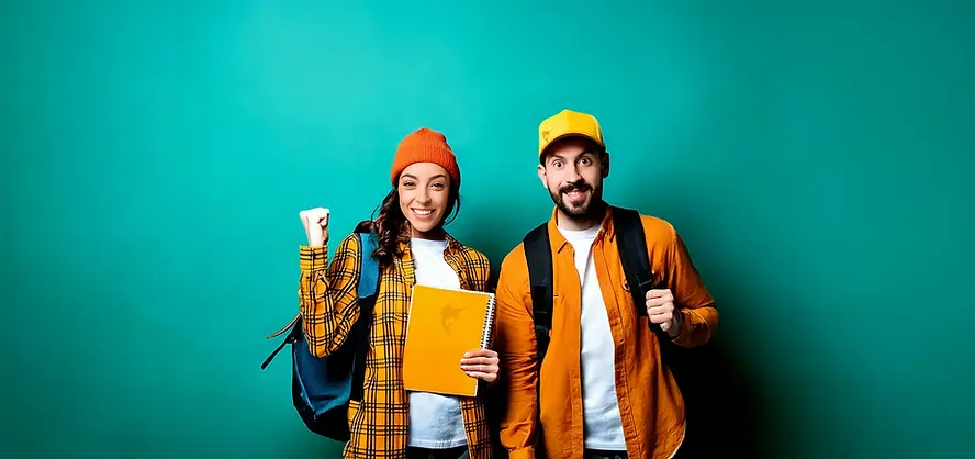 DieAngelschule_Mann und Frau in outdoor wanderkleidung freut sich sehr über ihre bestande 