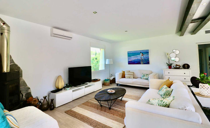 Bright lounge with modern furniture and neutral tones.