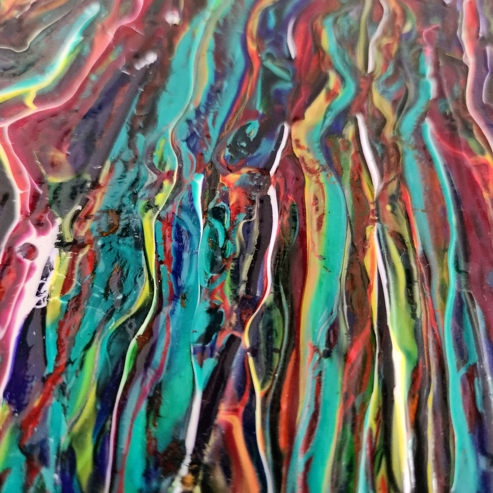 Décoration, oeuvre abstraite faite de coulisses de peinture en teinte de vert, turquoise, rouge, jaune, noir blanc