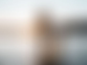Man kijkt uit voor meer tijdens zonsondergang in Zweden