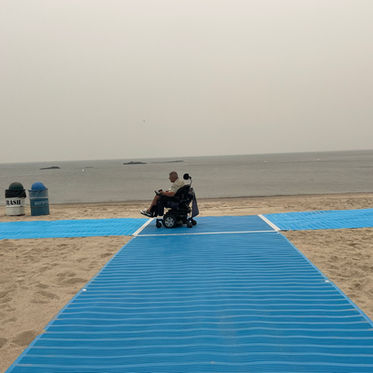 Criando uma experiência de praia inclusiva: Projetando para a acessibilidade e a diversidade