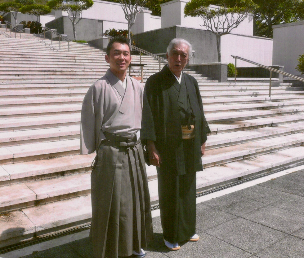 裏千家・鵬雲斎大宗匠と著者の記念写真。晴れやかな屋外で撮影された、茶の湯の師弟の一枚。