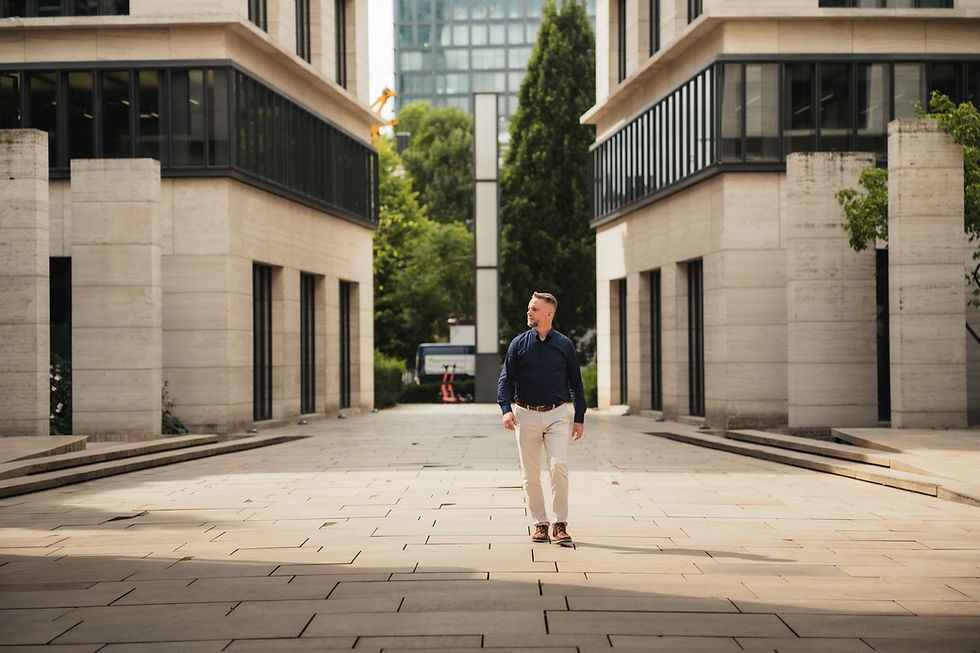 Christian Becker läuft durch die Sonne in Frankfurt über Sandsteinplatten