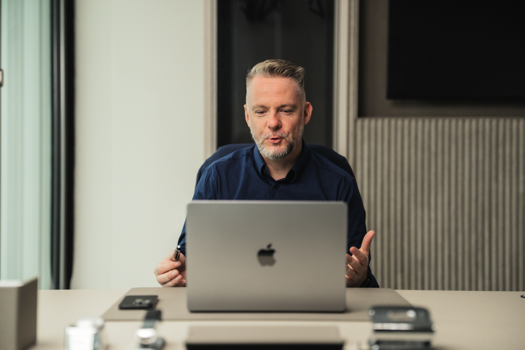 Christian Becker am Laptop in einem Online-Meeting