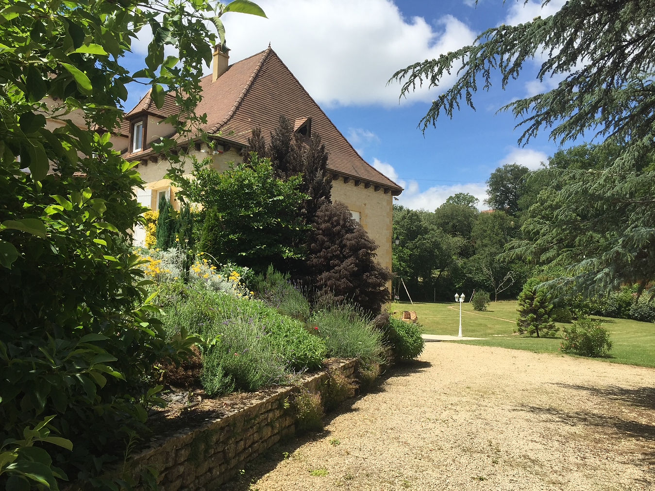 les house and gdn.JPG
