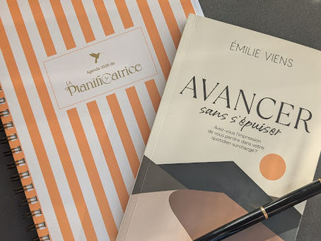 Agenda et livre Avancer sans s'épuiser de la Planificatrice Emilie Viens
