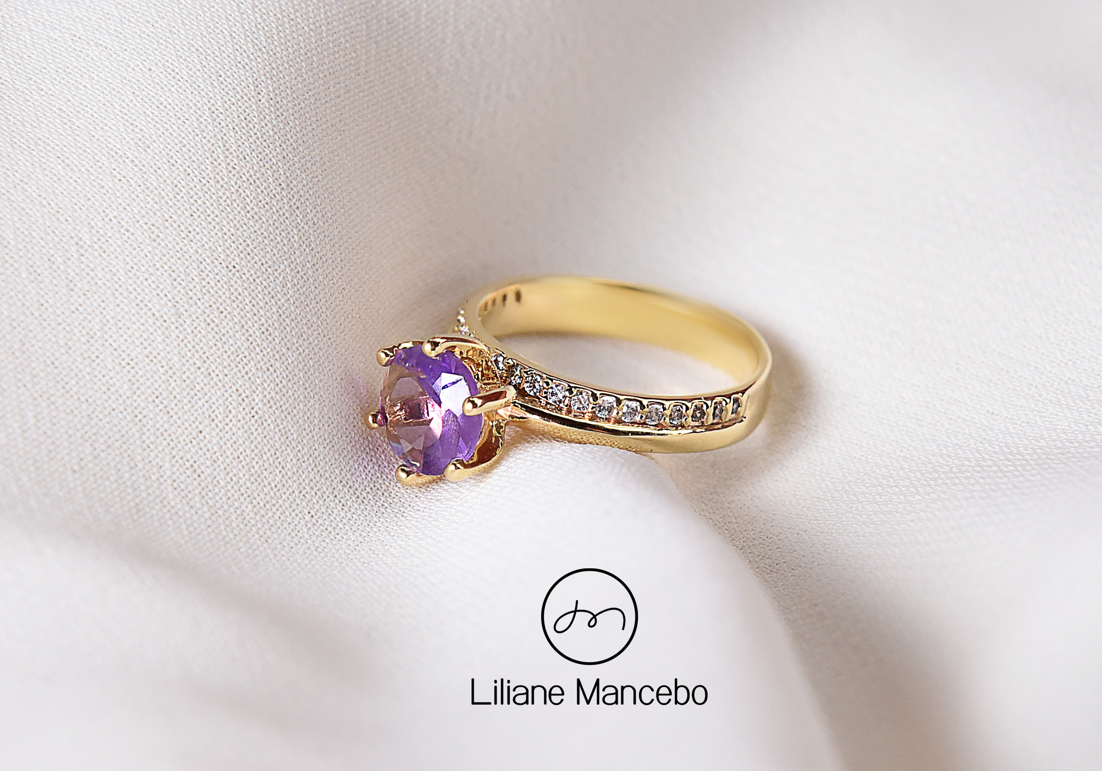 Anel com Ametista e Zircônias