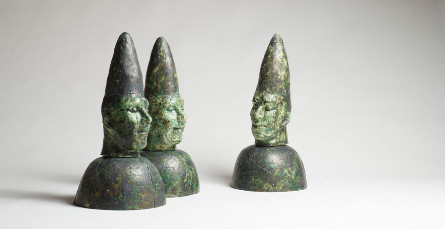 Sculpture, glazed ceramics.
Magicians; 70 X 40 x 25 cm
