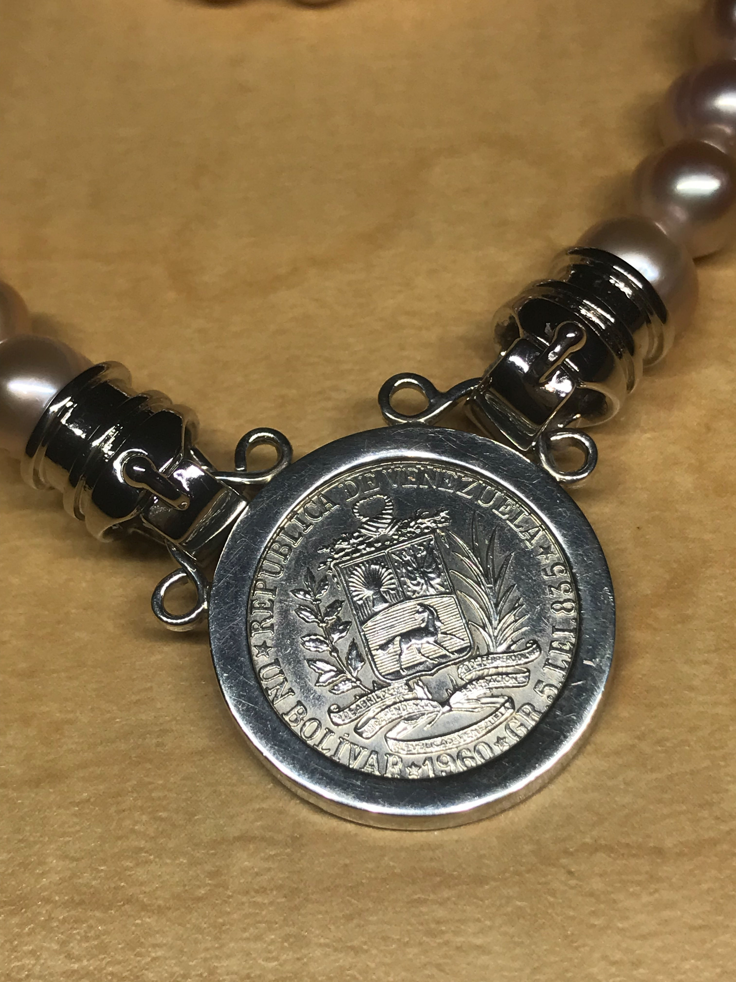 COLLAR DE PERLAS CON MONEDA DE VENEZUELA PRE CHAVEZ PLATA MONTADA EN SU ARO.