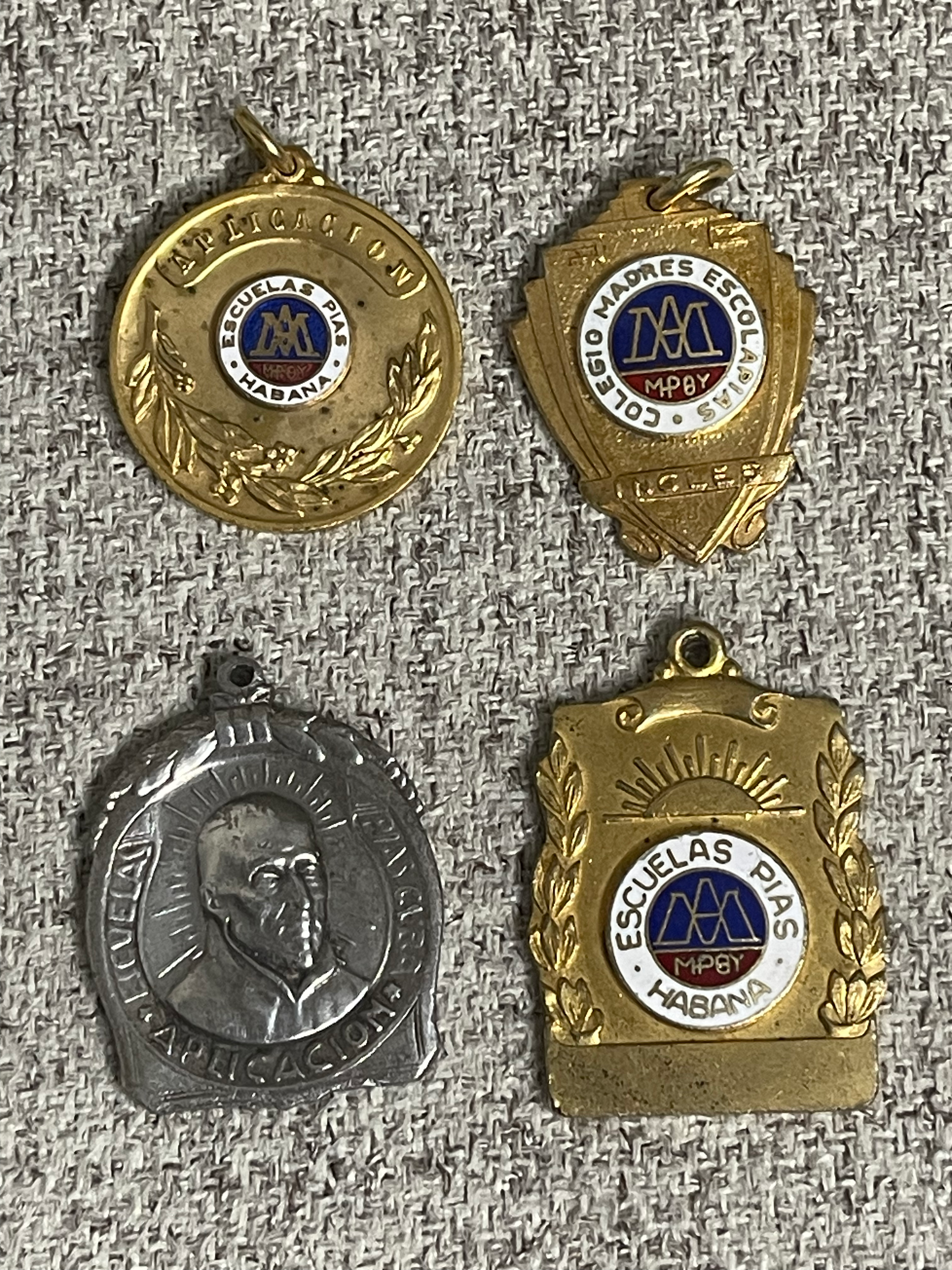 MADALLAS ESCUELAS PIAS  LOT DE 4 BUENAS CONDICIONES 1940s-1950.