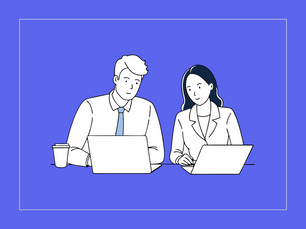 Laptop başında birlikte çalışan iki kişiyi gösteren minimalist illüstrasyon; Product Manager ve Product Owner ekip çalışmasını temsil ediyor.