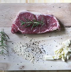 Carne cruda en plato de madera
