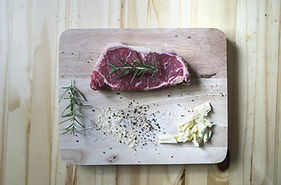 Carne crua na placa de madeira