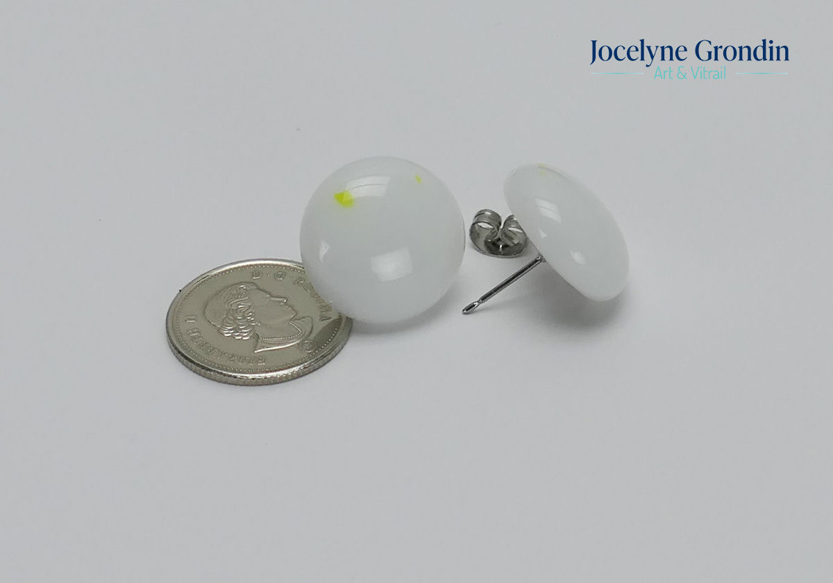 Boucles d oreilles blanche et jaune no 1321 par Jocelyne Grondin d'Arts & Vitrail