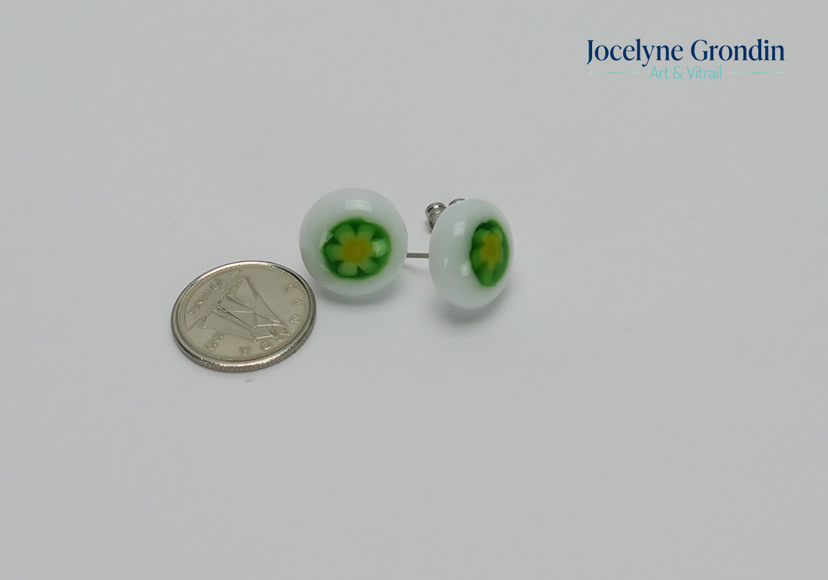 Boucles d oreilles blanche avec une fleur verte no 1942