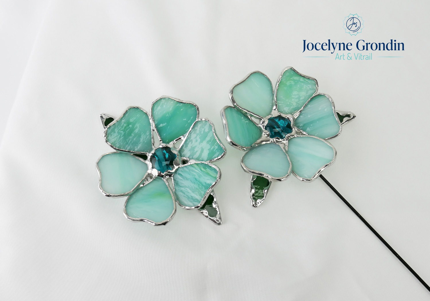 Fleur sur tige aqua en vitrail No 1524