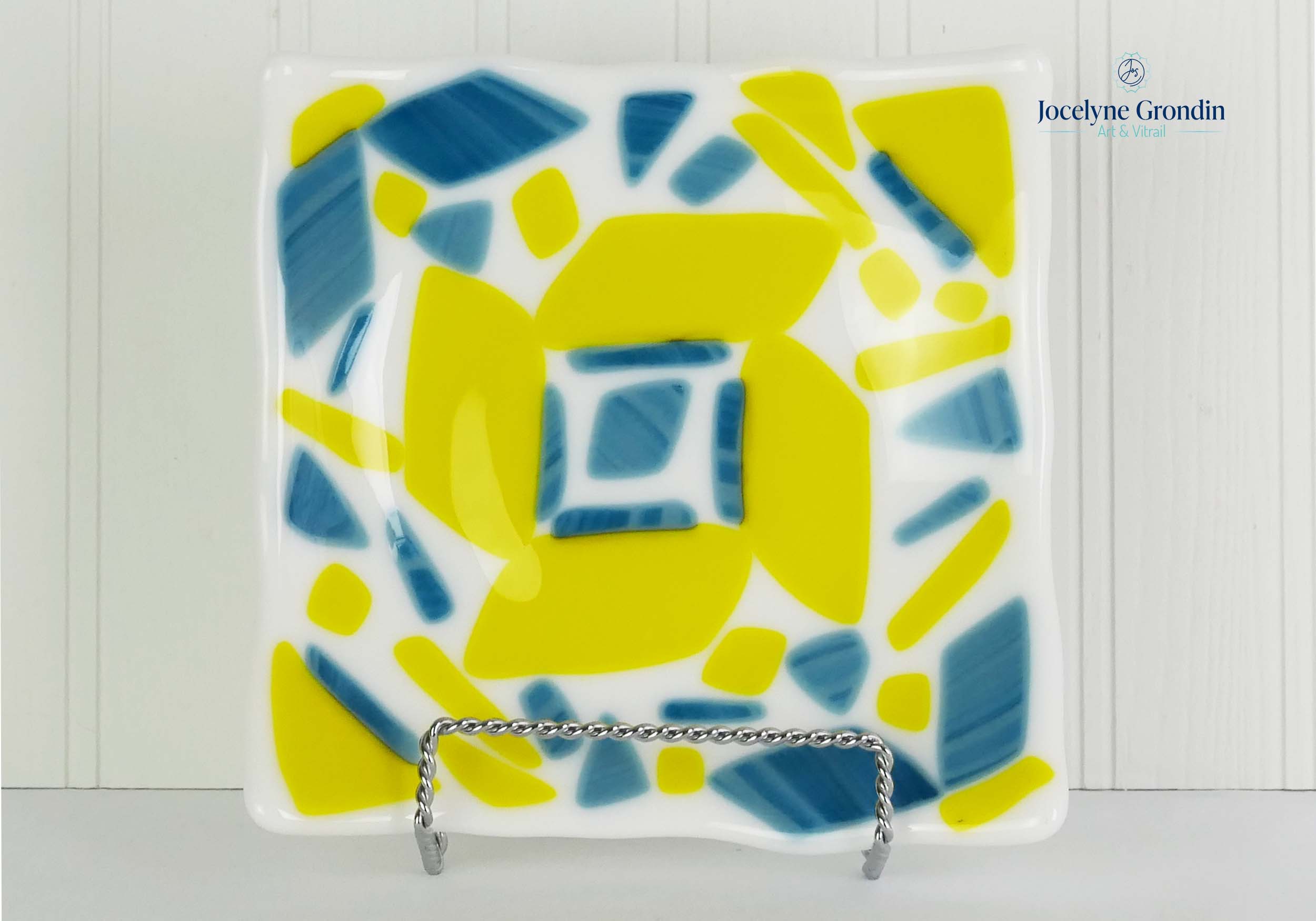 Assiette en verre blanc jaune et bleu No 1415