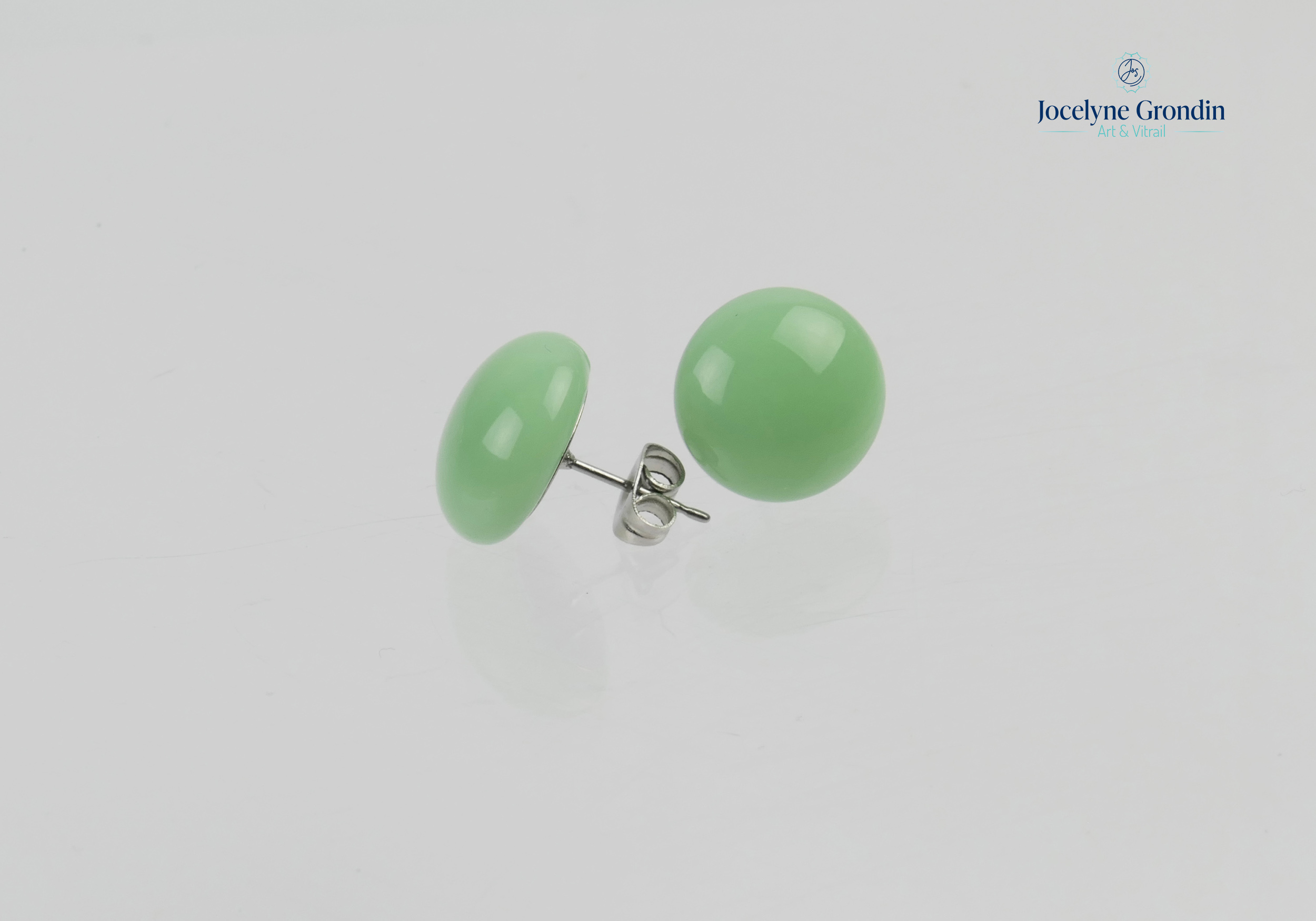 Boucles d oreilles cabochons vert pâle no 1360